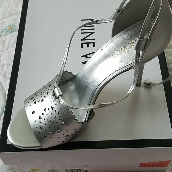Nwt nine west Silver ankle strap sandal.  Sz 7 - Picture 3 of 5